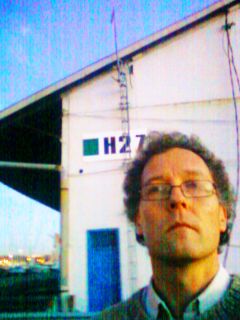 Xavier Braive au port de Bordeaux, bassin à Flot n°2, devant l'entrepôt H27 Xavier Braive au port de Bordeaux, bassin à Flot n°2, devant l'entrepôt H27